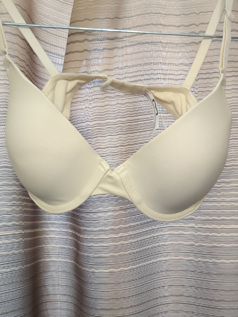 Maidenform Smooth Molded Underwire Bra in Cream